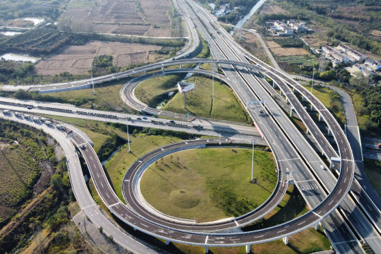 11月16日,南京潘家花园立交匝道二期工程顺利通车。臧佳奇 摄