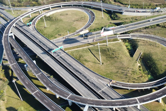 通车后,实现了机场西路与宁连公路之间的交通快速转换,进一步提升城市道路畅通率。臧佳奇 摄