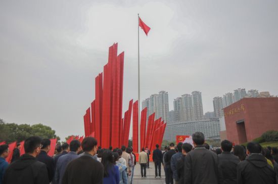 11月17日,江苏省税务局和南京市税务局第三稽查局党组织在渡江胜利广场开展“弘扬‘红船精神’,万人签名学党史”活动。中新社记者 泱波 摄