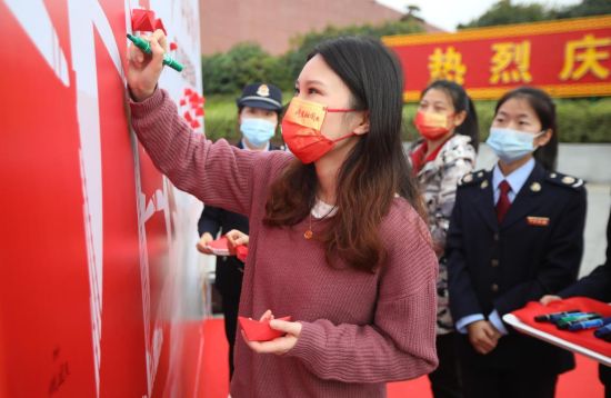 活动中,党员们纷纷在签名布上签名。中新社记者 泱波 摄