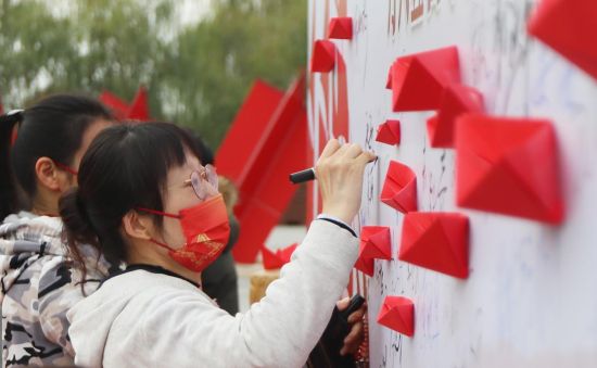 我为红船献一舟。中新社记者 泱波 摄