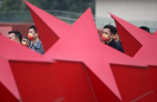 江苏省税务局机关党委开展“万人签名学党史”主题活动。中新社记者 泱波 摄