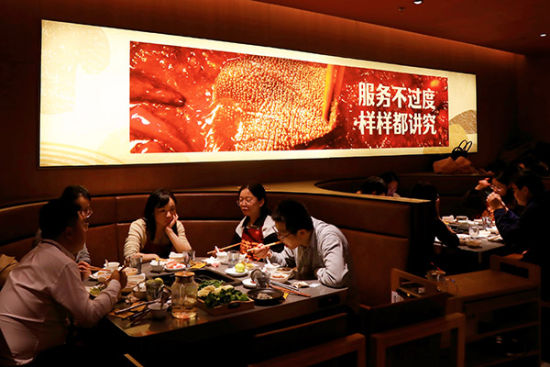 近日,继去年巴奴南京首店金鹰店开业之后,第二家门店景枫店火爆开业。泱波 摄
