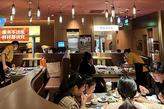 该店设计采用艺术与现代风格的融合,采用皮质座椅、柔美灯光和大幅投影,整体设计比较时尚。泱波 摄