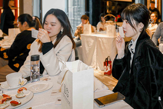 品鉴会分享了佩枪朱丽叶每一款香水背后的故事以及品鉴香氛的技巧,带来独特个性的线下香氛体验。兰凰炜 摄