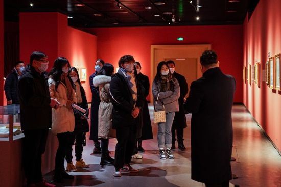 市民参观展览。盐城市美术馆供图