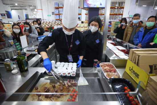 山姆落户南京四年多来,凭借差异化的优质商品、卓越的购物环境、独家的会员权益,受到了南京民众的推崇和喜爱。中新社记者 泱波 摄