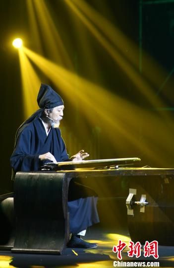 台湾著名琴家袁中平演奏琴歌《长亭怨慢》. 泱波 摄