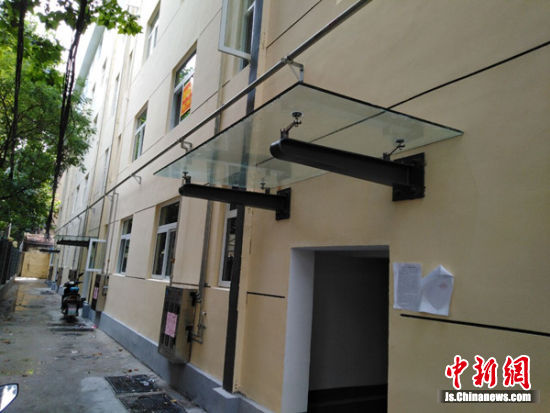 单元门口安装了钢结构玻璃遮雨篷.泉山区宣传部供图