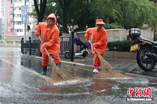 浦诚环卫工人在一线工作.马灵 摄
