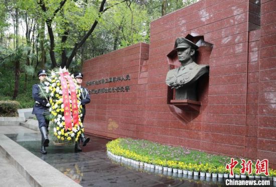 江苏省公安厅在南京雨花台江苏公安英烈墙广场举行祭奠仪式.