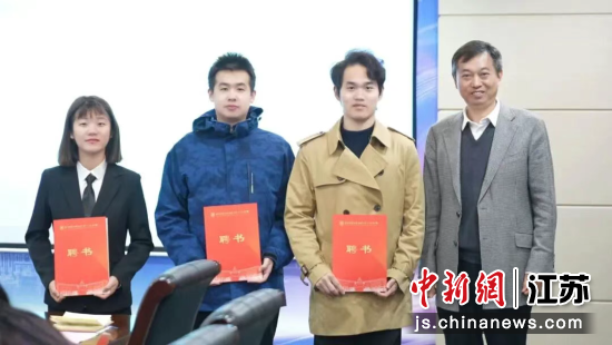 ʦнУίǡУʿΪϴѧѧ䷢ɳʦƸ顣ʦнУ ͼ