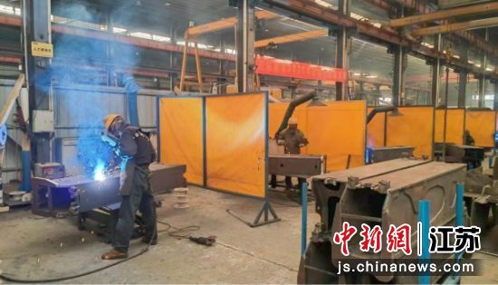 ʵ�ٻ��ڣ�ѡ���ֳֺ�ǹ�������ز����ź����豸����ѩϼ ��