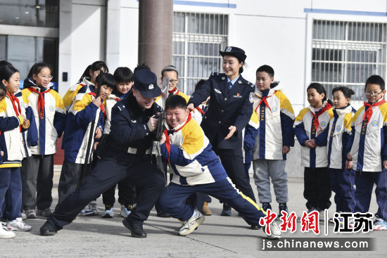 ѧ���ֳ����龯��װ�����Ͼ���·������̩��վ�ɳ��� ��ͼ