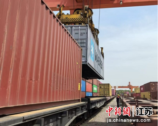 ʩ����Ա�ڵ�װ�ֳ���ҵ���й���·�Ϻ��ּ������޹�˾�Ͼ���·�������� ��ͼ