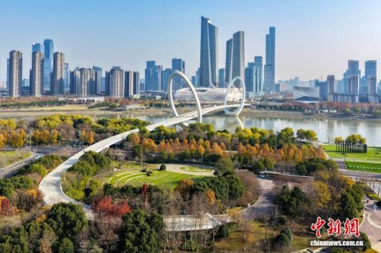 ����λ�ڳ����е��Ͼ��н��������������ɭ�ֹ�԰����Ȼ�����������������Ӧ������͡���̬ͼ����(���˻���Ƭ) ���������� �� ��