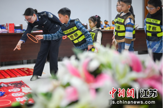 ���������񾯵Ĵ����²��뻥����Ϸ������������ �� ��