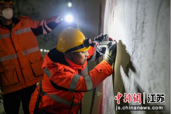 ���޶�Աʹ��רҵ�豸���м�⡣�Ͼ��Ź��� ��ͼ