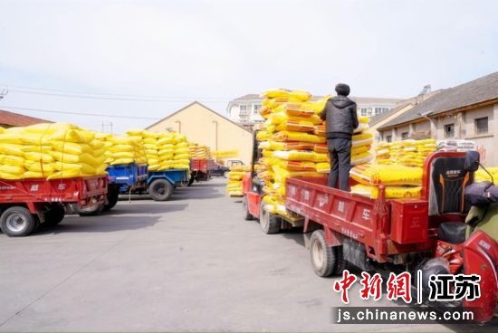 �ζ���������һ��ũ�����вֿ�ǰ��������Ա����װж�������ӡ����ʵȸ���ũ�ʡ���� ��