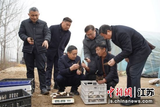 ʵ������ʾ��1ƽ����С��ƽ������4.94�����Ķ����3290��ۺ���Ʒ�ʹ�Ķ��Ϊ2796.5�¹¥������ ��ͼ