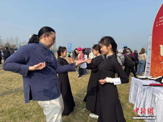 ��ֳ���ʯ��ȫ��ѧԱչʾӽ��ȭ������ ��