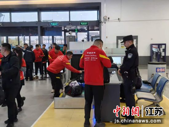 ��·�������ϡ��ճ��������ڼ���·Ͻ���ΰ�ƽ���������� ��