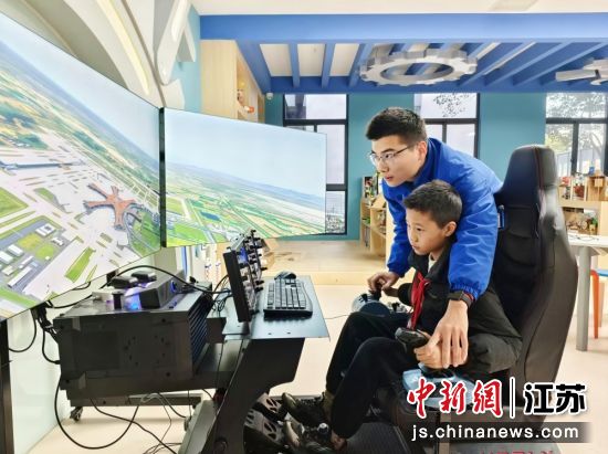 רҵ��ʦָ��ѧ���������졣����ʡ��ɽ�߼���ѧʵ��ѧУ�ڶ�Сѧ ��ͼ