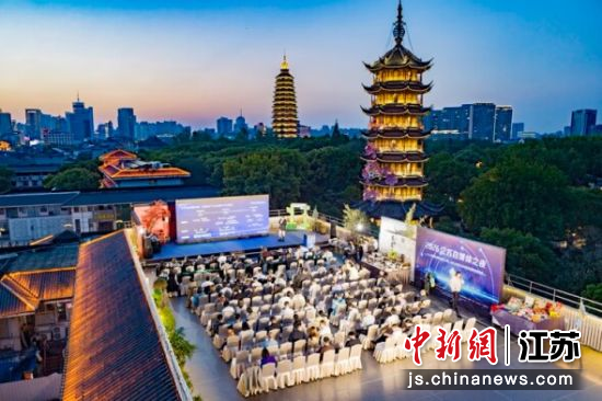 ҹĻ�µġ�������ý��֮ҹ���᳡��Զ�����ı������������������ӳ��������ý������ ��ͼ