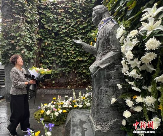 10��19�գ���ӯӯ��Ů������ǰ�׻������������� ����ӱ ��