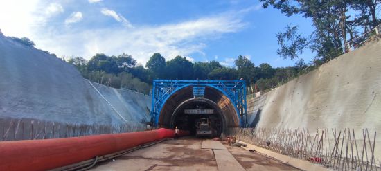 9月26日,中交三航局承建的溧阳焦尾琴隧道右洞上导洞顺利贯通,标志
