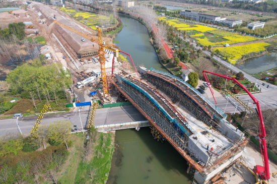 南沿江城际铁路跨东山枢纽特大桥槽型梁施工完成