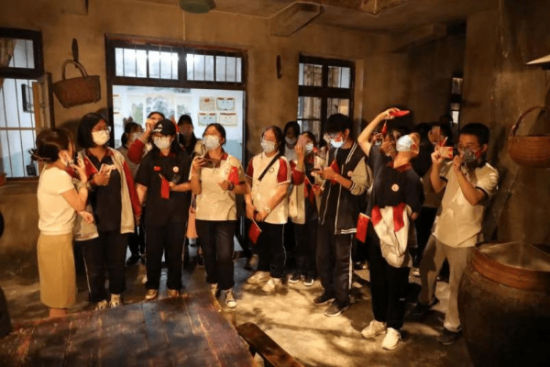 开展“我与竹林”主题征文活动,来自15所学校、5家单位的1000余人来到竹林大饭店采风。竹林大饭店供图