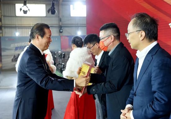 集团对30家优秀配套供应商进行了表彰。