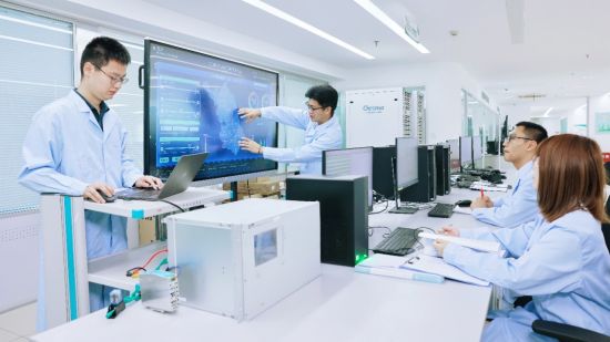 国网江苏电科院专业人员在国网公司海上风电并网联合实验室分析江苏海上风电消纳方式。