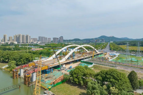 梅苑南路跨秦淮新河大桥建设现场。南京市雨花台区城市精细化建设管理推进办公室供图