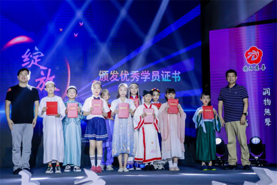 优秀学员获得表彰。南京德雨慈善基金会供图