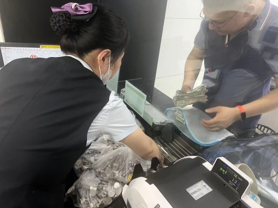 工行南京定淮门大街支行助家长硬币兑换暖客心