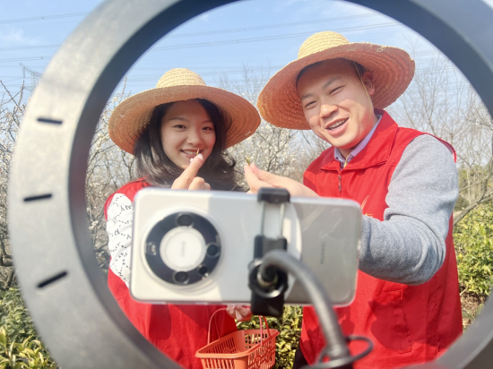 “美溧说”主播同步直播志愿者们采茶的场景。