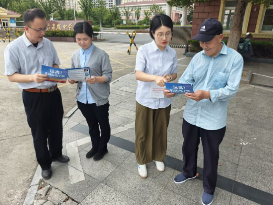 工作人员对校园周边零售户办证距离进行精准测量.