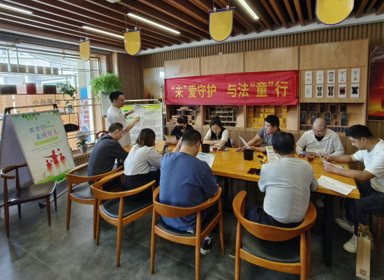 三分局普法人员向校园周边卷烟经营者普法。