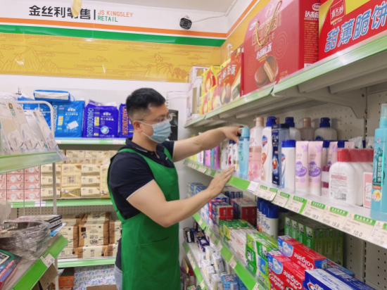该商店老板对空缺商品进行补货,保持商品陈列美观。