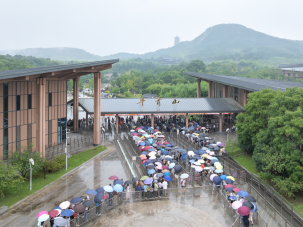 游客雨中游牛首山。 张明 摄