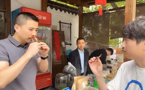 万里松在直播中介绍黄龙岘土特产陆郎茶干。江宁烟草供图