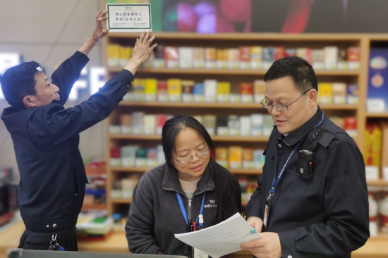 六合区局执法人员向零售客户进行普法宣传。六合烟草供图