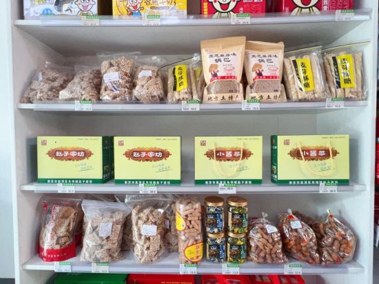 孔爱花在便利店内销售当地特色农产品。