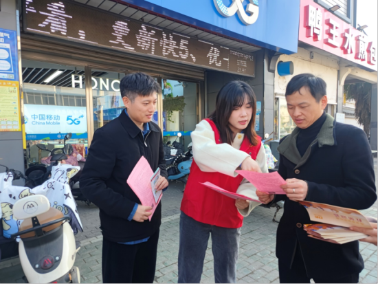 志愿者为居民讲解医保政策。江宁烟草供图