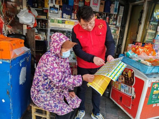 江宁烟草客服工作人员指导客户维护价格标签。江宁烟草供图