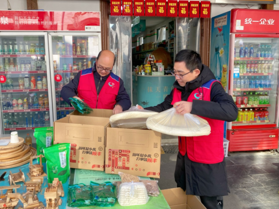 江宁烟草志愿者在帮忙打包农产品。江宁烟草供图