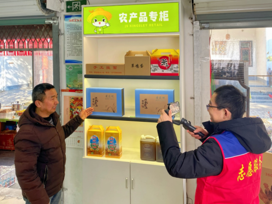 万里松老板直播介绍店内农产品。 江宁烟草供图
