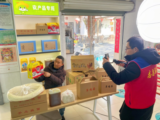 江宁烟草志愿者协助万老板开展直播助农。 江宁烟草供图